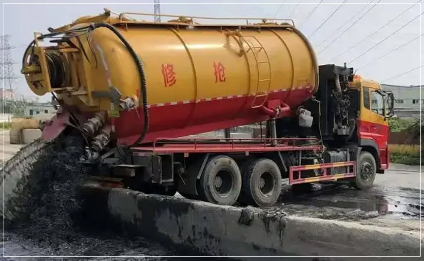 下花园区污水池清理